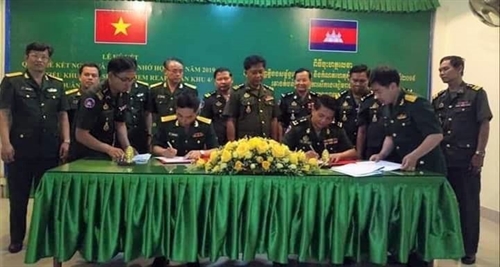 Bộ CHQS tỉnh Lâm Đồng chúc Tết đơn vị kết nghĩa Tiểu khu quân sự Siem Reap.