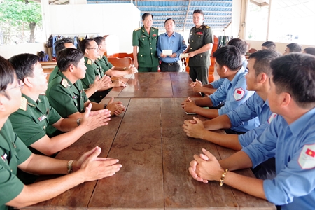 Bộ CHQS tỉnh Tây Ninh thăm Đội K70, 71 đang làm nhiệm vụ tại Campuchia