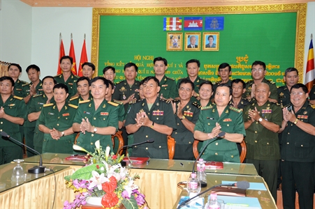 Tiểu khu quân sự tỉnh Kratie sơ kết kết quả hợp tác với LLVT tỉnh Bình Phước