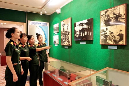 Đoàn cơ sở Cục Chính trị Quân khu 7 tổ chức tham quan bảo tàng lịch sử