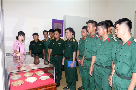 Đoàn thanh niên LLVT tỉnh Long An tham quan triển lãm văn hóa Chăm ở Bình Thuận