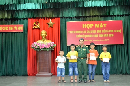Bộ CHQS tỉnh Tây Ninh tuyên dương học sinh giỏi