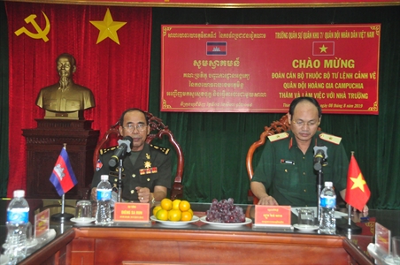 Đoàn cán bộ Bộ Tư lệnh cảnh vệ/Campuchia thăm, làm việc với Trường Quân sự Quân khu 7