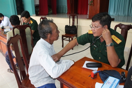Bộ CHQS tỉnh Long An tặng 425 phần quà cho gia đình Việt kiều Campuchia