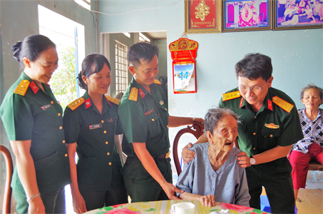 Bộ CHQS tỉnh Long An mừng thọ Mẹ Việt Nam Anh hùng Nguyễn Thị Xuyến