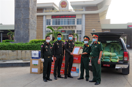 Bộ CHQS tỉnh Bình Dương tặng vật tư y tế cho tỉnh Kandal và Karatie, Quân đội Hoàng gia Campuchia