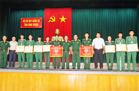 Bộ CHQS tỉnh Bình Thuận khen thưởng vận động viên võ chiến đấu