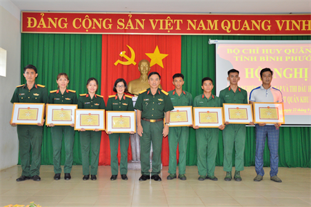 Bộ CHQS tỉnh Bình Phước khen thưởng vận động viên tham gia Hội thao võ chiến đấu tay không năm 2020