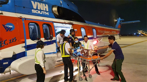 Trực thăng bay cấp cứu đưa 2 bệnh nhân từ đảo Sinh Tồn về đất liền an toàn