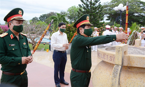Thượng tướng Lê Huy Vịnh viếng Nghĩa trang liệt sĩ tỉnh Bình Thuận