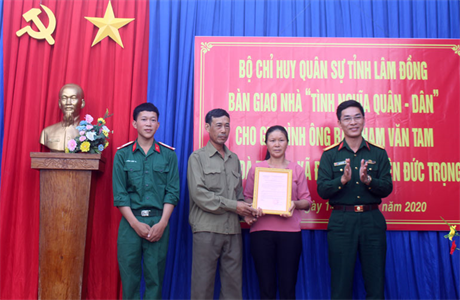 Bộ CHQS tỉnh Lâm Đồng trao nhà tình nghĩa quân - dân