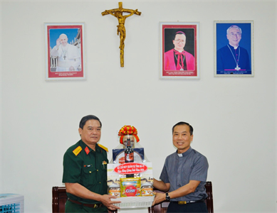Bộ CHQS tỉnh Bà Rịa – Vũng Tàu thăm, tặng quà các giáo xứ nhân dịp lễ Giáng sinh năm 2020