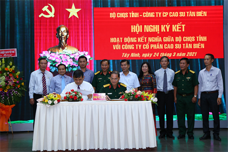 Bộ Chỉ huy Quân sự tỉnh Tây Ninh ký kết hoạt động với Công ty Cổ phần Cao su Tân Biên