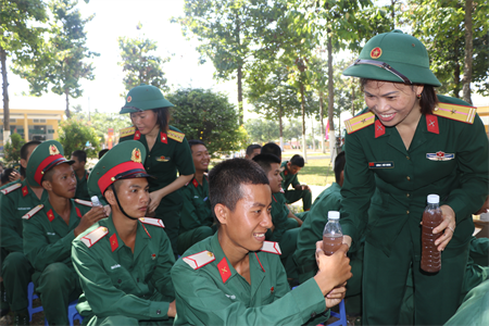 Hội phụ nữ Lữ đoàn 77: Tiếp sức mùa huấn luyện chiến sĩ mới