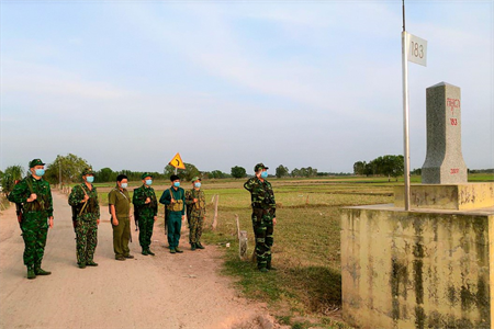 Bộ đội Biên phòng tỉnh Long An giao nhận lực lượng tăng cường phòng, chống dịch