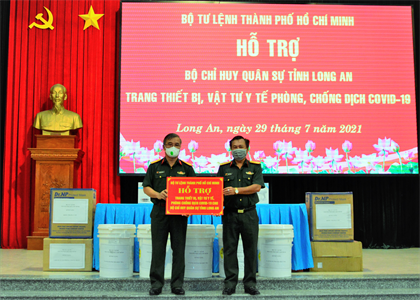 Bộ Tư lệnh TP.HCM hỗ trợ Bộ CHQS tỉnh Long An chống dịch