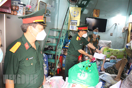 Ban chỉ huy Quân sự quận Gò Vấp thăm, tặng quà Mẹ Việt Nam Anh hùng Trần Thị Ba