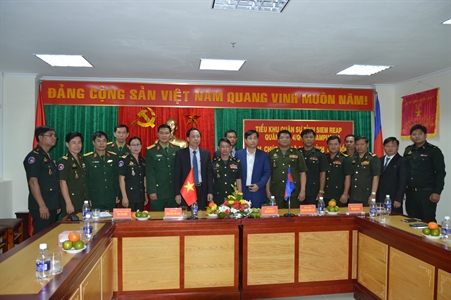 Bộ Tư lệnh Quân khu 4 và Tiểu khu quân sự tỉnh Xiêm-Riệp/QĐHG Campuchia chúc Tết Bộ CHQS tỉnh Lâm Đồng
