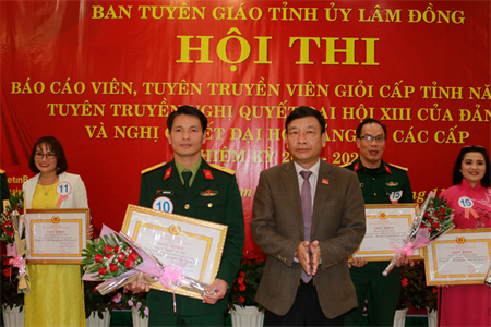 Thiếu tá Nguyễn Đức Anh, Trưởng Ban Tuyên huấn, Bộ CHQS tỉnh Lâm Đồng đạt giải nhất Hội thi báo cáo viên, tuyên truyền viên giỏi năm 2021
