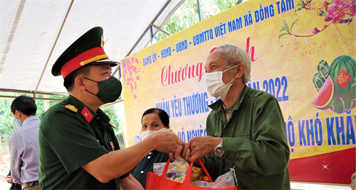 Binh đoàn 16 tặng quà đồng bào nghèo tỉnh Bình Phước