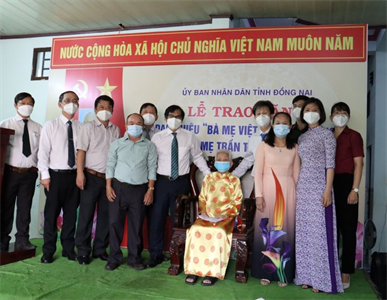 Trao tặng danh hiệu Bà mẹ Việt Nam Anh hùng cho bà Trần Thị Ngọc Anh