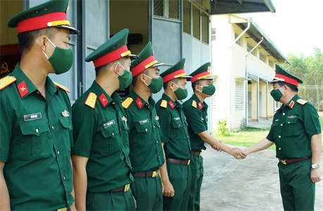 Chính ủy Quân khu kiểm tra công tác huấn luyện chiến sĩ mới