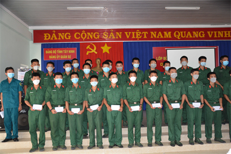Huyện Gò Dầu thăm chiến sĩ mới tại Trung đoàn 174