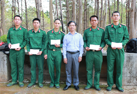 Chính quyền các địa phương tỉnh Lâm Đồng và các gia đình thăm chiến sĩ mới