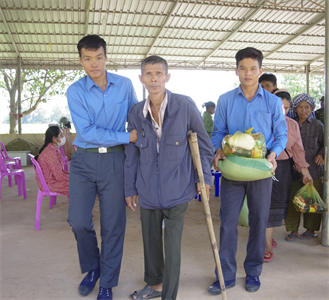 Đội K73 tặng quà người dân nghèo Campuchia