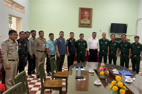 Bộ đội Biên phòng tỉnh Long An tặng quà LLVT Campuchia