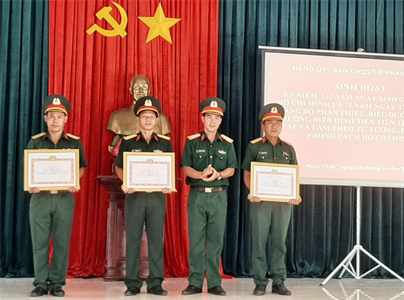Đảng ủy Quân sự thành phố Phan Thiết khen thưởng điển hình học tập và làm theo Bác Hồ