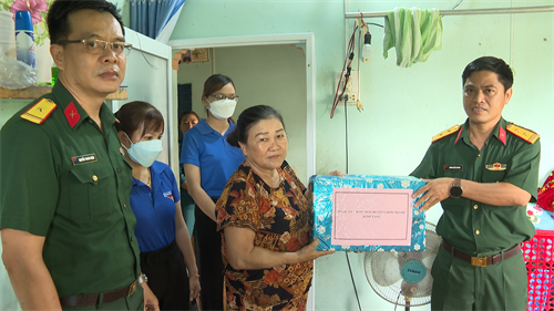 Ban CHQS huyện Chơn Thành thăm, tặng quà Mẹ Việt Nam Anh hùng