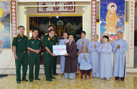 Bộ CHQS tỉnh Bình Thuận tặng quà, tri ân Chùa Thuận Phú