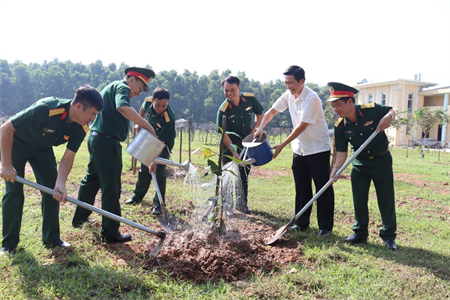 Huyện Thống Nhất, tỉnh Đồng Nai tặng công trình vườn cây ăn quả cho Lữ đoàn 96 (Binh chủng Pháo binh)