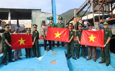 Lực lượng vũ trang tỉnh Bà Rịa - Vũng Tàu đồng hành cùng ngư dân vươn khơi, bám biển