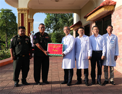 Bệnh viện Quân y 7A, Cục Hậu cần Quân khu 7 khám bệnh, phát thuốc, tặng quà tại tỉnh Kongpong Cham, Vương quốc Campuchia