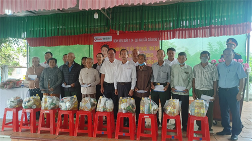 Bệnh viện Quân y 7A khám bệnh, tặng quà gia đình chính sách tại tỉnh Đồng Nai
