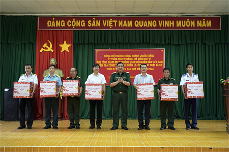 Thượng tướng Huỳnh Chiến Thắng kiểm tra, chúc Tết các LLVT huyện Côn Đảo