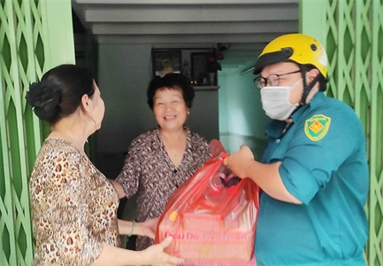 LLVT Quận 8, Thành phố Hồ Chí Minh mang tết đến cho người nghèo