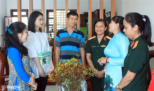 Hội liên hiệp phụ nữ tỉnh Đồng Nai thăm nữ thanh niên tình nguyện lên đường nhập ngũ