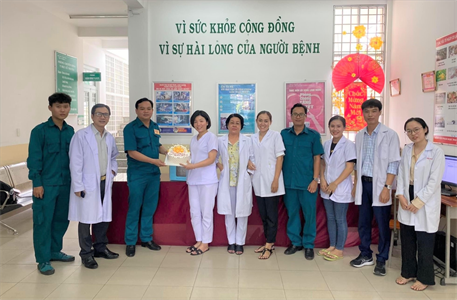 Ban CHQS phường 12 thăm, chúc mừng Trạm Y tế phường 12, quận Gò Vấp, Thành phố Hồ Chí Minh