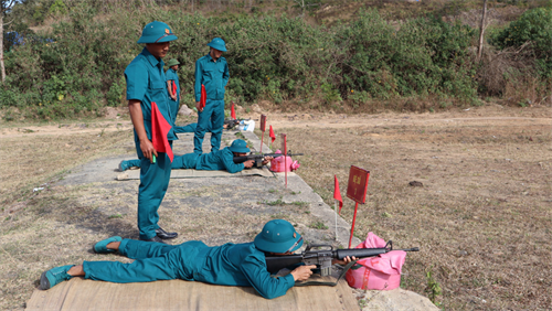 Huyện Đức Trọng, tỉnh Lâm Đồng kiểm tra bắn đạn thật cho lực lượng dân quân cơ động