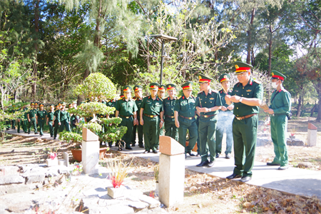 Bộ Tham mưu Quân khu về nguồn tại huyện Côn Đảo, tỉnh Bà Rịa - Vũng Tàu