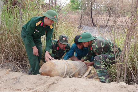 Công binh tỉnh Bình Thuận xử lý an toàn bom nặng 340kg
