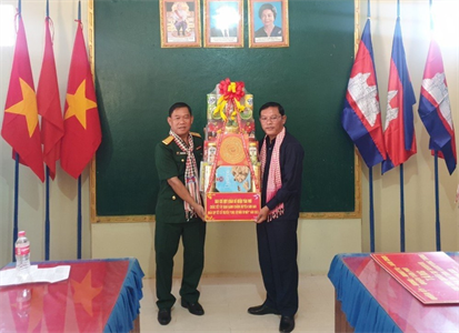Đoàn đại biểu quận Tân Phú thăm, chúc tết Chol Chnam Thmay tại Campuchia