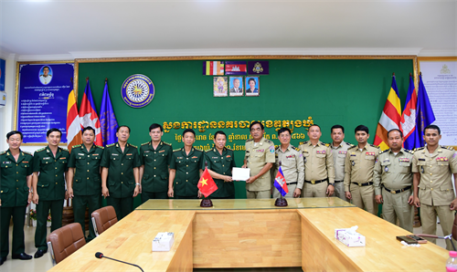 Bộ đội Biên phòng Bình Phước chúc tết lực lượng vũ trang tỉnh Tboung Khmum