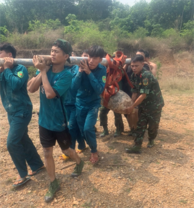Ban CHQS thị xã Chơn Thành phối hợp thu gom quả bom nặng gần 300 kg