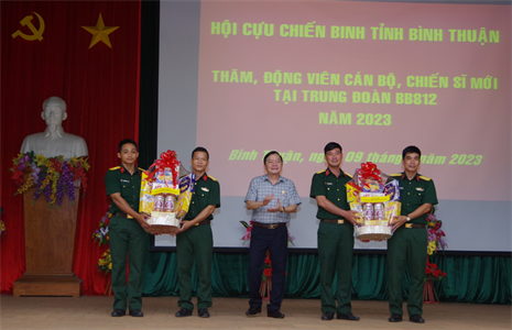 Hội Cựu chiến binh tỉnh Bình Thuận thăm chiến sĩ mới