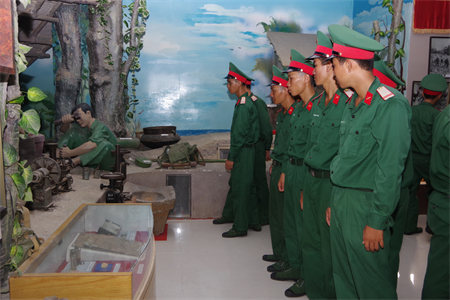Chiến sĩ mới tham quan Bảo tàng Hồ Chí Minh chi nhánh tỉnh Bình Thuận