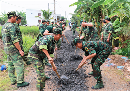 LLVT huyện Cần Đước ra quân làm công tác dân vận